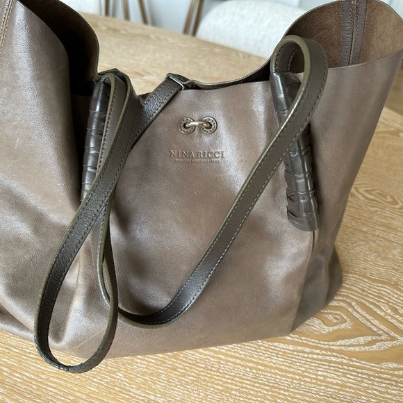 Nina Ricci medium size tote bag. Brown. It has an inside small bag. Well used. - Picture 2 of 7